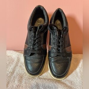 Size 10 Denver Hayes lace up shoes